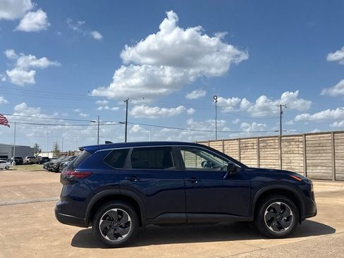 Certified 2025 Nissan Rogue SV FWD image 26