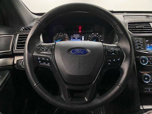 Used 2018 Ford Explorer XLT image 17
