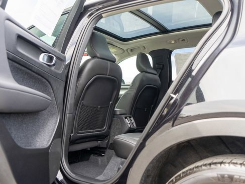 Used 2025 Volvo XC40 B5 Plus image 28