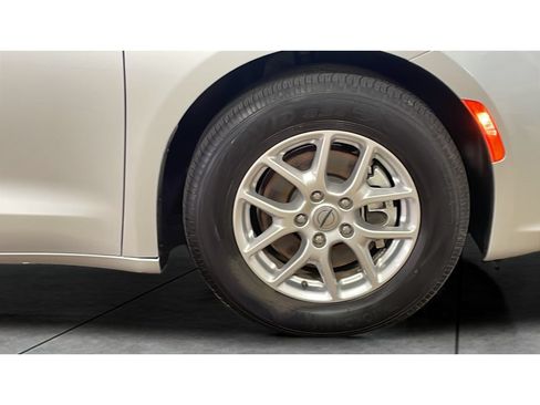 Used 2024 Chrysler Pacifica Touring-L FWD image 21