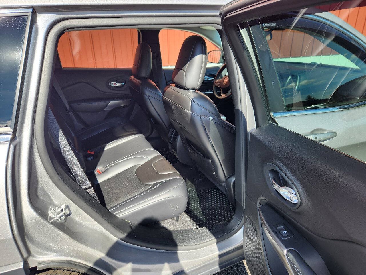 Used 2019 Jeep Cherokee Latitude Plus w/ Cold Weather Group AWD/4WD image 15