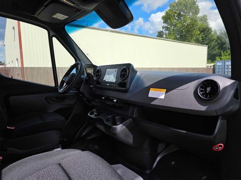 Used 2024 Mercedes-Benz Sprinter 2500 image 12