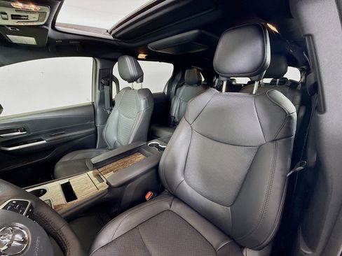 Used 2025 Toyota Sienna Platinum FWD image 11