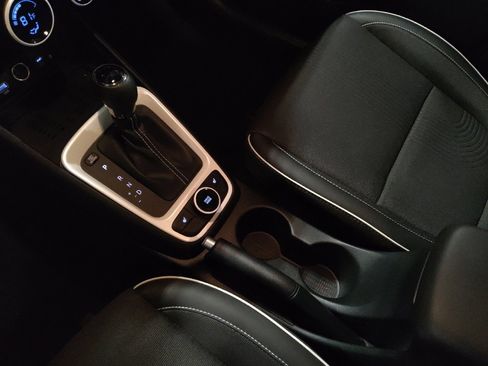 Used 2024 Hyundai Venue Limited FWD image 26
