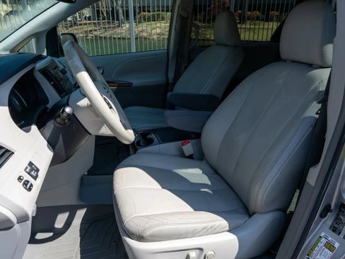 Used 2011 Toyota Sienna XLE w/ Entertainment Pkg FWD image 11