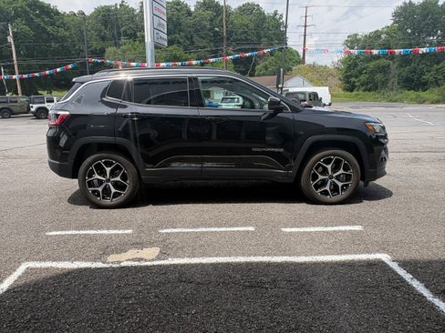 Certified 2025 Jeep Compass Limited AWD/4WD image 6