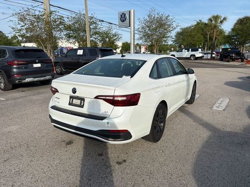 Certified 2024 Volkswagen Jetta SE w/ Panoramic Sunroof Package image 7