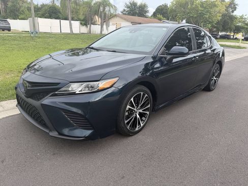 Used 2020 Toyota Camry SE FWD image 1