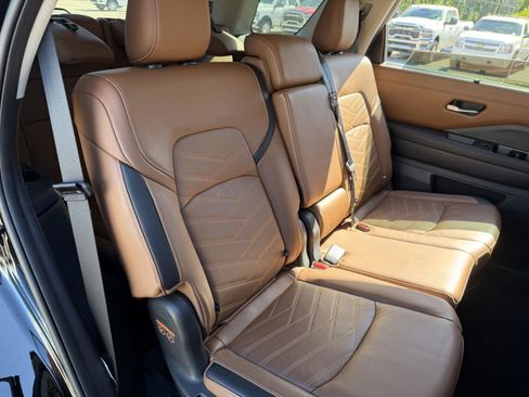 Used 2023 Nissan Pathfinder Platinum w/ Cargo Package AWD/4WD image 19