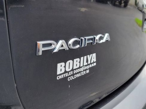 Used 2020 Chrysler Pacifica Touring-L FWD image 38