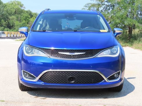 Used 2019 Chrysler Pacifica Limited w/ Tire & Wheel Group FWD image 4