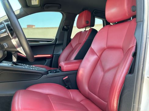 Used 2019 Porsche Macan AWD/4WD image 16