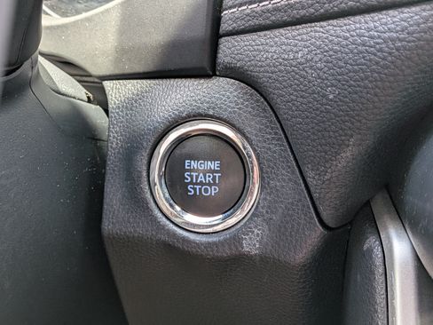 Used 2020 Toyota RAV4 XLE Premium FWD image 31
