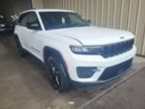 Used 2024 Jeep Grand Cherokee Altitude AWD/4WD image 2