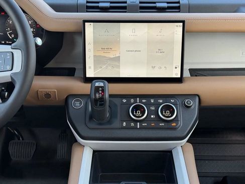 Used 2025 Land Rover Defender 110 S image 8