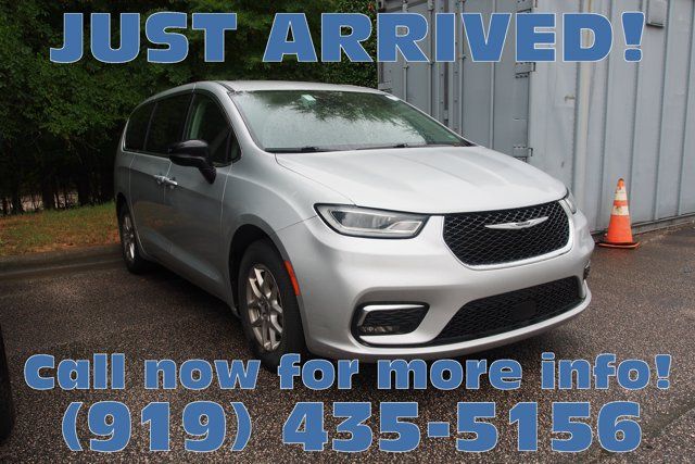Used 2024 Chrysler Pacifica Touring-L FWD image 1