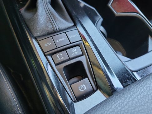 Used 2025 Toyota Camry SE image 14