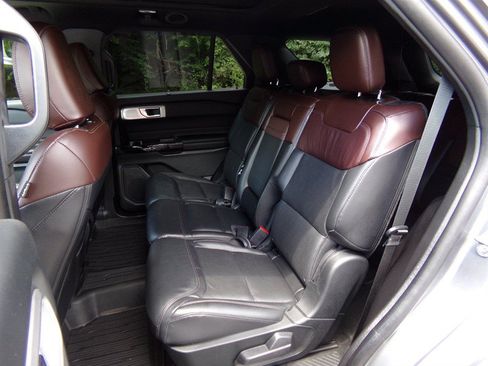 Used 2021 Ford Explorer Platinum w/ Equipment Group 601A AWD/4WD image 23