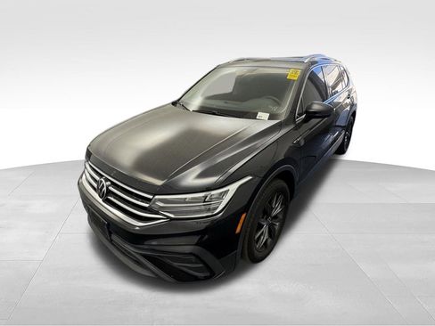 Used 2023 Volkswagen Tiguan SE w/ Panoramic Sunroof Package image 1