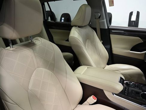 Used 2022 Toyota Highlander Platinum image 9