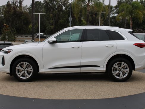 Certified 2025 Audi Q5 Premium w/ Convenience Package AWD/4WD image 2