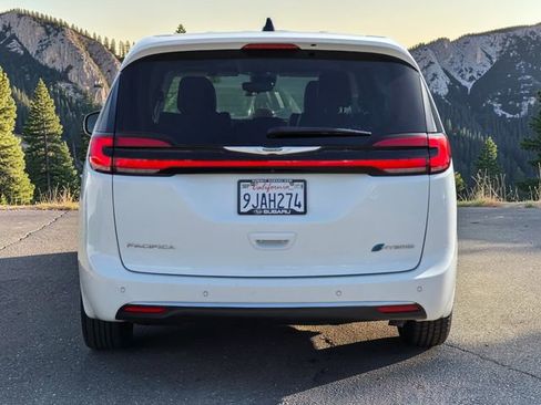 Used 2023 Chrysler Pacifica Touring-L image 6