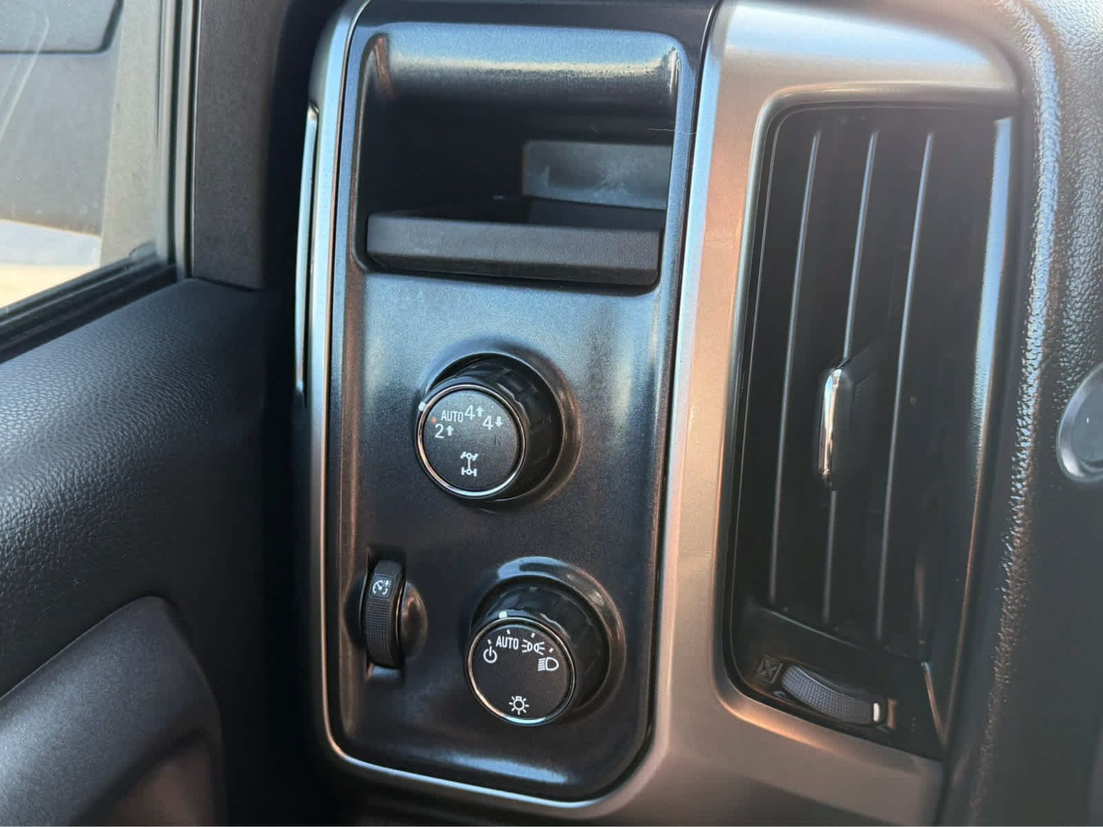 Used 2019 Chevrolet Silverado 1500 LT AWD/4WD image 17