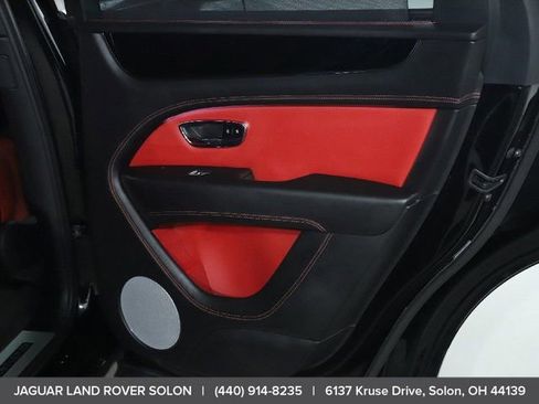 Used 2022 Bentley Bentayga image 33