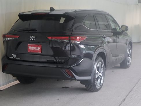 Used 2022 Toyota Highlander XLE AWD/4WD image 7