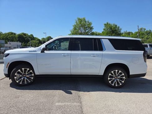 New 2026 Chevrolet Suburban High Country AWD/4WD image 16