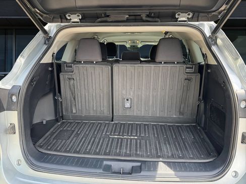 Used 2023 Toyota Highlander LE FWD image 11
