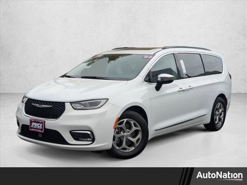 Used 2023 Chrysler Pacifica Limited image 1