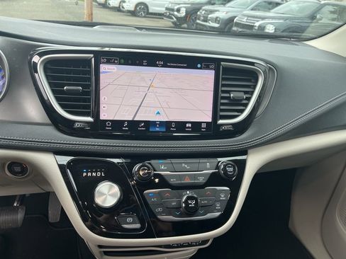 Used 2024 Chrysler Pacifica Limited FWD image 11