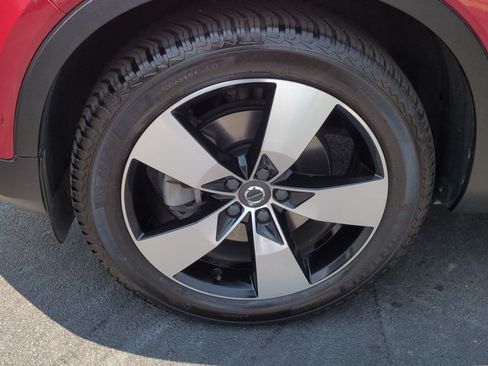 Used 2019 Volvo XC40 T4 Momentum FWD image 13
