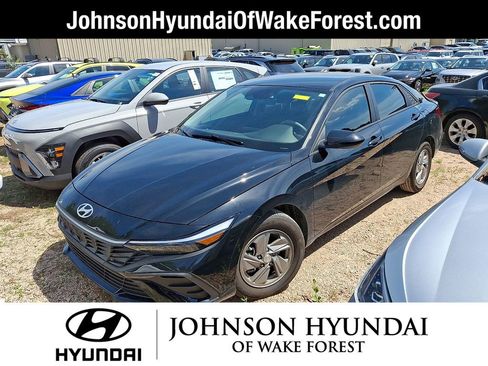 Used 2025 Hyundai Elantra SE FWD image 2