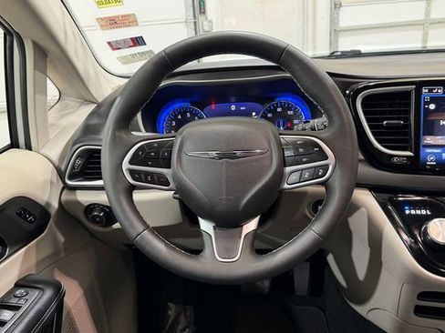 Used 2024 Chrysler Pacifica Touring-L image 17