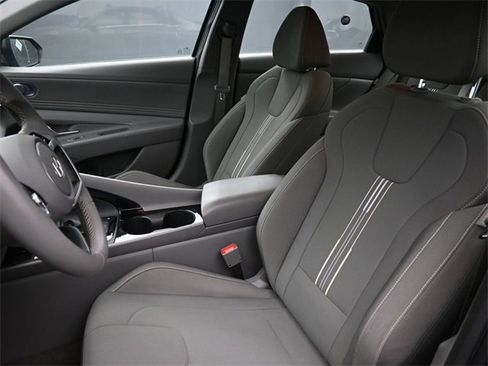 Used 2025 Hyundai Elantra SEL image 13