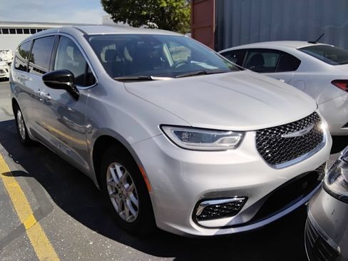 Used 2024 Chrysler Pacifica Touring-L FWD image 3