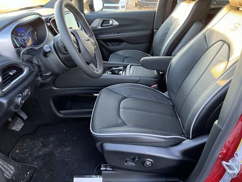 New 2026 Chrysler Pacifica Limited w/ Uconnect Theater Family Group AWD/4WD image 11
