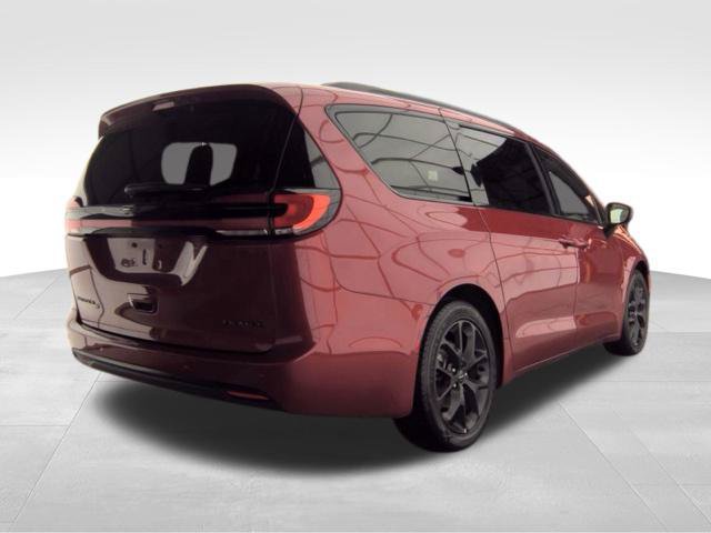 Used 2025 Chrysler Pacifica Limited FWD image 6