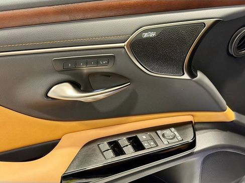 Used 2025 Lexus ES 300h Ultra Luxury image 15