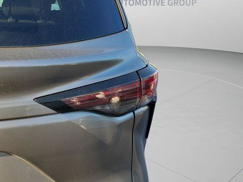 Used 2026 Toyota Sienna XLE FWD image 23