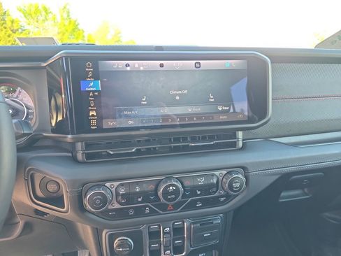 Used 2024 Jeep Wrangler Unlimited Rubicon w/ Technology Group image 9