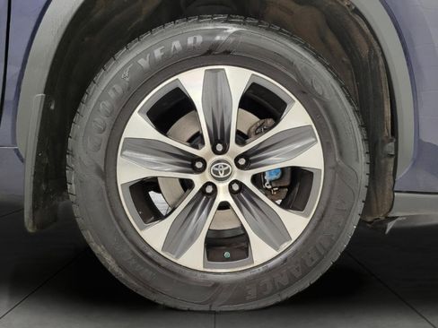 Used 2021 Toyota Highlander XLE image 3