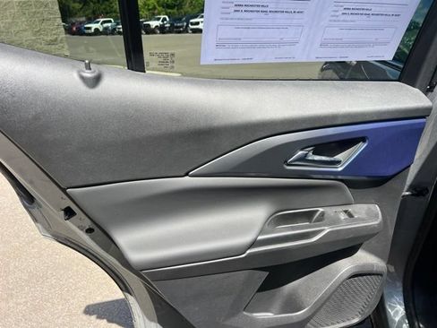 Used 2025 Chevrolet Equinox EV LT FWD image 16