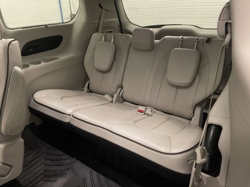 Used 2021 Chrysler Pacifica Limited AWD/4WD image 31