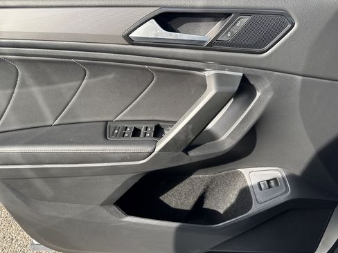 Used 2024 Volkswagen Tiguan SE image 9