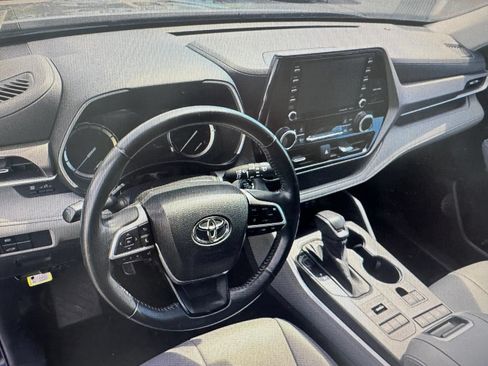 Used 2022 Toyota Highlander XLE AWD/4WD image 8