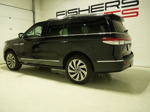 Used 2023 Lincoln Navigator Reserve AWD/4WD image 4