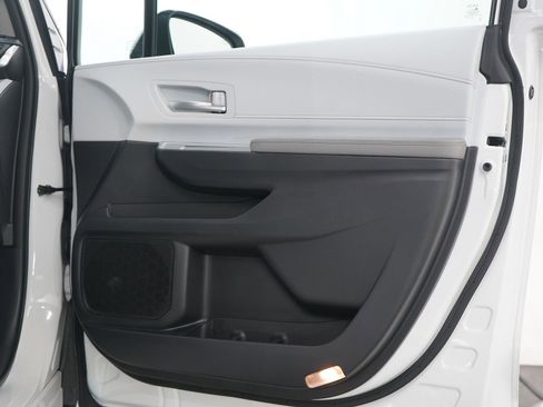 Used 2025 Toyota Sienna XLE image 9